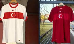 Yağmur, çamur, kar demeden… yaşıyoruz seni fenerbahçe! Fenerbahce 2021 22 Puma Home And Away Kits Football Fashion