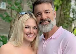 Roch Voisine a une nouvelle blonde et nous avons les détails