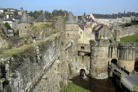 In tegenstelling tot het kasteel van vitré, is dat van fougères echter in het dal van de rivier gebouwd. Fougeres Travel Guide France Eupedia