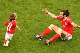 Gareth bale's home is closer to his favourite golf than to both the bernabeu and real madrid's training ground. Gareth Bale Feiert Em Viertelfinaleinzug Mit Wales Besonders Goal Com