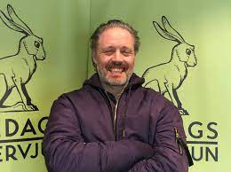 He is an actor and director, known for grotesco (2007), folkets främsta företrädare (2013) and boy machine (2015). Fredagsintervjun Micke Lindgren Staffan Dopping