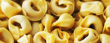 Videoricetta originale dei veri cappelletti romagnoli, deliziosa pasta all'uovo ripiena di carne e formaggio, perfetta con il brodo o con il ragù. Ricette Romagnole I Cappelletti