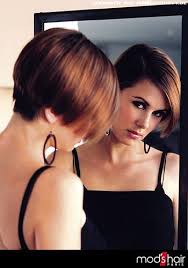 Bob frisuren angeschnittenem nacken frisuren haar frisuren haarschnitte haarschnitt haarschnitt bob dabei wird der nacken kürzer dabei wird der nacken kürzer geschnitten und bis vorne sind die haare immer länger in diesem fall bis zum kinn. Frisuren Bilder Klassischer Bob Mit Seitenscheitel Und Kurzem Nacken Frisuren Haare