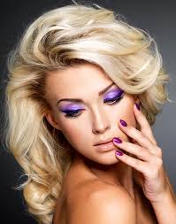 Lidschatten in blauen nuancen eignen sich perfekt, um blaue augen sanft zu betonen. Lila Augen Make Up Blaue Augen Schminken Schminkanleitung