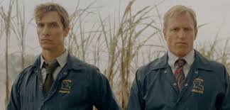 В отдалённом сельском районе штата луизиана обнаружен труп девушки, которым преступник бросает вызов полиции. Nach True Detective Schopfer Macht Neue Serie Mit Matthew Mcconaughey