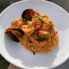 Add shrimp and briefly stir into the oil, then add the parsley, stir again and add the wine, half the pasta water and a good grind of pepper. First Time Making Seafood Pasta With A White Wine Tomato Sauce Pasta