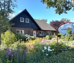 Ob du eine ferienwohnung an der ostsee in kühlungsborn, ein historisches friesenhaus an der nordsee oder ein ferienhaus in bayern im allgäu suchen, bei fewo24 wirst du bestimmt fündig. Ferienhaus Friesland Ferienwohnung Ferienhauser Ferienwohnungen Urlaub Auf Dem Bauernhof Privat