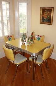 retro kitchen, retro table and chairs