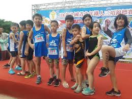 Apr 05, 2017 · 」他最後以12小時37分10秒成績，與妻子及兩個年幼的兒子攜手，共同完成鐵人三項！ 圖片說明：100公尺的人生劇照。（照片提供：采昌國際多媒體 ） 這個真實故事激勵了不少人，如今終於改編電影登上大銀幕，由新銳導演馬塞爾巴雷納（marcel barrena）執導。 å°éµäºº å…¨åœ‹é'å°'å¹´éµäººè³½æ–°åŒ—å…‰è¯ å°ä¸­åƒ'ä»å„3é‡' éº—å°é‹å‹•å ±