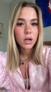 Alexa Willard's Instagram, Twitter & Facebook