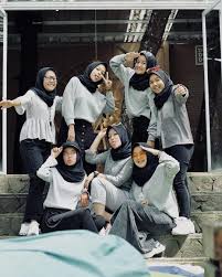 Foto tahunan tema maskulin | temukan gambar stok gratis terbaik tentang maskulin. Pin Oleh Virkamel Di Hijab Photoshoot Foto Grup Pemotretan Foto Teman