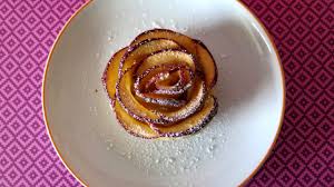 Mit zucker und zimt bestreuen. Apfel Rose Im Blatterteig Mit Verpoorten Original Eierlikor Kuchenrezepte Mit Eierlikor Verpoorten