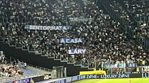 Bentornata a casa Ilary. Lo striscione dei laziali è uno smacco a Totti