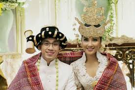 Model baju pengantin adat jawa modern yang membuat penampilanmu anggun. 10 Busana Pernikahan Tradisional Yang Akan Membuat Siapa Pun Jatuh Hati Priceprice Com