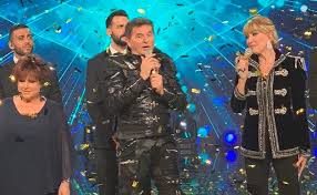 Stasera andrà in onda su rai1 la seconda puntata del cantante mascherato di milly carlucci. Il Cantante Mascherato Vince Il Coniglio Era Teo Mammucari Il Leone Era Al Bano Davidemaggio It