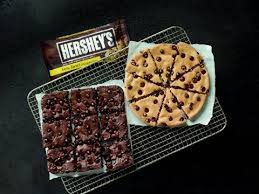 Prepare and frost with creamy brownie frosting. Pizza Hut Triple Chocolate Brownies Hershey S Youtube