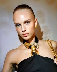 schiaparelli spring-summer 25 show @danielroseberry Model : @karoodoo 🤩  Key Makeup: Dame Pat Mcgrath #teampatmcgrath Key Hair: @guidopalau Stylism:  @_mariechaix_ Cast: @piergiorgio Thanks for having me @patmcgrathreal 🥰