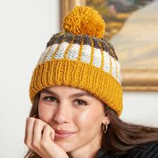 Are you a pom-pom person? There's something about a toasty hat that makes  the colder weather a little more welcome and the cute little pom just adds  a little extra cheer 🍂🍁🍂