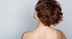 Un metodo molto semplice è usare il phon, dopo lo shampoo si asciugano i capelli a testa in giù, per dare corpo, e si usa il diffusore, cercando di sfregare . Capelli Corti Mossi Idee Per Il Vostro Look Sbarazzino