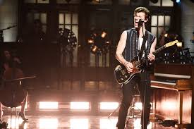 © 2018 island records, a division of umg recordings, inc. Shawn Mendes Serenades Snl With If I Can T Have You And In My Blood Watch Billboard