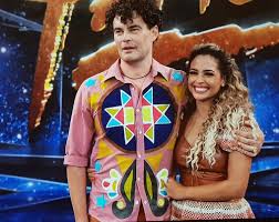 He also possesses italian citizenship, due to the origin of his grandparents. Carmo Dalla Vecchia Usa Camisa De Estilista Baiana No Super Danca Dos Famosos