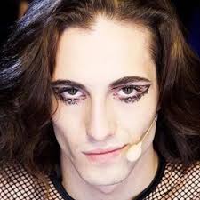 La foto di damiano david dei maneskin con i capelli biondi è un tuffo al cuore (ma lo preferiamo ora). Damiano David Dei Maneskin