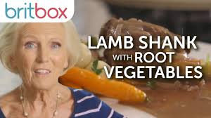 In her quiche lorraine recipe, she recommends baking the pastry blind first, meaning the case is pre. Mary S Mince Pies With A Twist Mary Berry S Absolute Favourites Youtube