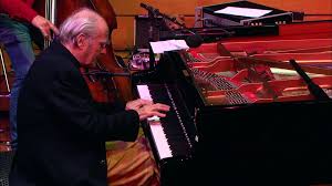 Justement, des forains arrivent en ville et fréquentent le bar que tient la mère des jumelles. Les Demoiselles De Rochefort Chanson De Maxence Par Michel Legrand Et Pierre Boussaguet Video Dailymotion