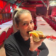 Bertzi springt ein und ihr könnt gewinnen 😍 Unser Bratwurstboxer Kay hat  sich beim Training einen üblen Bandscheibenvorfall zugezogen… 🤯  Wahrscheinlich fällt er nun länger aus und wir wünschen ihm gute Besserung.