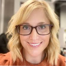 Leslie Watt's Instagram, Twitter & Facebook