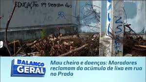 Mau cheiro e doenças: Moradores reclamam do acúmulo de lixo em rua no Prado