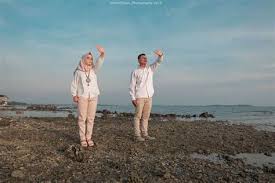 Prewedding outdoor casual jika tak ingin mengambil foto di dalam ruangan, kamu bisa memanfaatkan alam sekitar untuk mengambil foto yang satu ini. Baju Prewedding Casual Tips Foto Prewedding Hijab Dengan Gaya Modern Baju Casual Yang Satu Ini Sangat Cocok Dan Terkesan Santai Namun Juga Romantis Deangelo Zylstra
