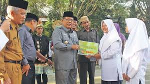 Sekiranya anda mencari cara untuk mendapatkan biasiswa di amerika syarikat, inilah panduan lengkap tentang cara memohon dan memenangi biasiswa di amerika walaupun belajar di as agak mahal berbanding negara lain, berita baiknya ialah kebanyakan pelajar menggunakan biasiswa. 2 065 Pelajar Terima Beasiswa Serambi Indonesia
