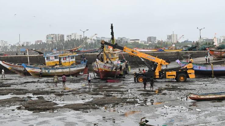 IN PHOTOS: Fishermen in Mumbai secure their boats as city witnesses rains