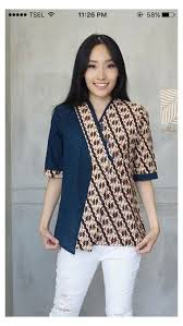 Baju atasan wanita ini modelnya sabrina dan pasti cocok untuk kamu yang ingin menonjolkan bahu baju yang satu ini unik dan menarik. Pola Blouse Batik Polablousebatik Untuk Seragam Blouse Batik Batik Fashion Blouse Batik Modern