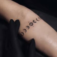 La Imagen Puede Contener Una O Varias Personas Y Primer Plano Tattoos Elbow Tattoos Inner Elbow Tattoos