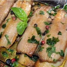 Per cucinare i filetti di merluzzo al cartoccio, devi innanzitutto lavare le zucchine e tagliarle a rondelle abbastanza sottili. Filetti Di Aringa In Marinata Veloce Ricetta Oreegano