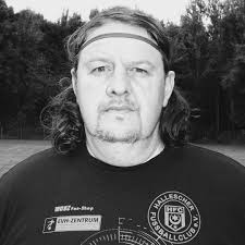 Steffen "Lohne" Frohne wäre heute 50 Jahre alt geworden. Lohne starb  überraschend im Jahr 2016. Er war Betreuer, Mitarbeiter und Fan des HFC  #hallescherfc #chemiehalle