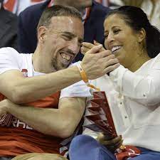 Franck ribéry wird wieder vater. Franck Ribery So Rettete Er Seine Frau Aus Dem Fahrstuhl Bunte De