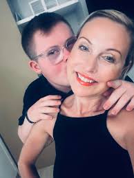 Lorraine Findlay amesasisha picha ya...