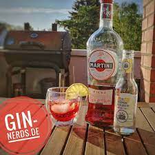 Wir Haben Fur Euch Einen Schonen Longdrink Fur Den Sommer Auf Der Terrasse Gefunden Ohne Gin Aber Dafur Mit Tonic Martini Fiero Eins Longdrinks Martini Gin