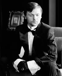 Модельер неоднократно создавал наряды для многих знаменитостей. 4vzhioy0ttujfm