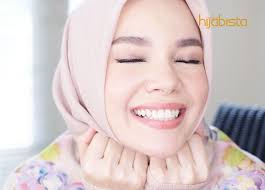 Berhenti Berharap Pada Manusia, Serahkan 'Hak' Kepada Allah! Dewi Sandra  Contoh Hijabi Sejati