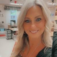 Suzanne Rollins's Instagram, Twitter & Facebook