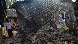 Un poderoso terremoto sacudió la isla de sulawesi en indonesia el viernes, matando al menos a 42 personas, arrasando un hospital y dañando severamente otros edificios, dijeron las autoridades y. Al Menos Cuatro Muertos Y Miles De Desplazados Por Un Terremoto En Indonesia