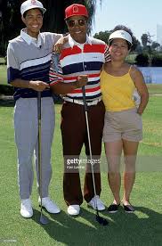 Golfer Tiger Woods Poses For A Photograph With His Mother And Father Tiger Woods Black Couples Woods Golf