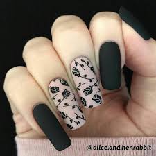 Las uñas negro con dorado nunca pasarán de moda, y es que la verdad, estos colores pintan perfecto para cualquier ocasión los 365 días del año. Beautiful Manicure Like A Flower Thank You Dear Alice And Her Rabbit Using Bp 40216 Manicura De Unas Unas De Maquillaje Unas Negras Con Rosa