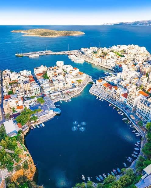 📍Agios Nikolaos, is the capital of the Lassithi prefecture of Crete. It is built around a picturesque lake at the north-western side of the Mirabello bay, the biggest bay in Crete. The