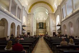 El santuario de fátima está situado a 11 km de la ciudad de ourém, a 25 km de leiría, 120 km de lisboa, 180 km de oporto y está aproximadamente a 300 metros encima del nivel del mar, en pleno macizo calcáreo de estremadura. Saiba Como Visitar O Santuario De Fatima Em Portugal