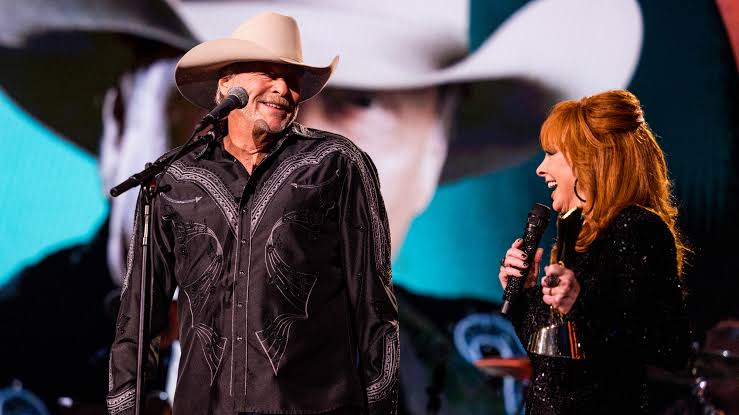 I Love You With All My Heart": Reba McEntire's Emotional Tribute to Alan  Jackson at His Final Show - American Songwriter